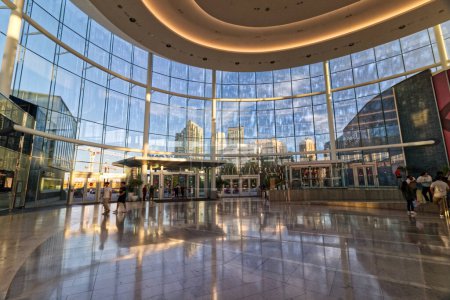 Foto de Square One Mall, Mississauga, ON, Canadá, 27 de agosto de 2022. Hermosa entrada en el centro comercial. - Imagen libre de derechos