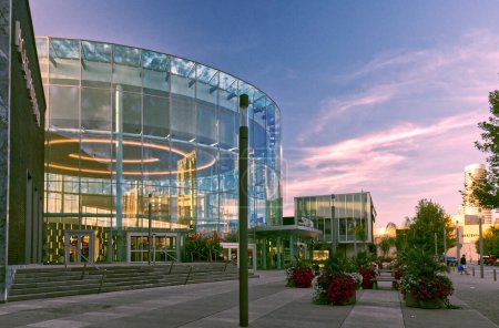 Foto de Square One Mall, Mississauga, ON, Canadá, 27 de agosto de 2022. Una de las muchas entradas al centro comercial. - Imagen libre de derechos