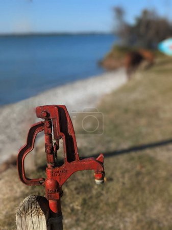 Foto de Tubería de agua dulce oxidada ont he beach - Assateague, MD, EE.UU. - Imagen libre de derechos