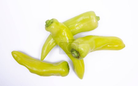 Foto de Green pointed peppers on white background, photo taken from above - Imagen libre de derechos