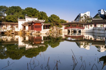 Téléchargez les photos : Un jardin traditionnel dans le style Jiangnan - en image libre de droit