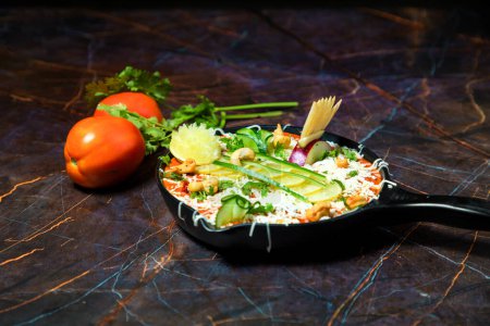 Téléchargez les photos : Plats végétariens restaurant vue sur le dessus, soupes indiennes épicées chaudes, riz et salades dans des bols. Cuisine traditionnelle indienne assortiment de repas sur fond de bois - en image libre de droit