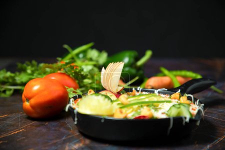 Téléchargez les photos : Plats végétariens restaurant vue sur le dessus, soupes indiennes épicées chaudes, riz et salades dans des bols. Cuisine traditionnelle indienne assortiment de repas sur fond de bois - en image libre de droit