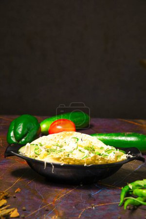 Téléchargez les photos : Nourriture indienne connue sous le nom de Masala Papad servi en entrée, garniture comprend l'oignon, la tomate, les piments verts, la coriandre fraîche, etc. - en image libre de droit