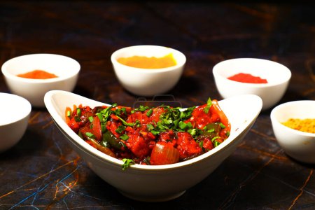 Téléchargez les photos : Assortiment de nourriture indienne sur fond noir Cuisine indienne Vue de dessus - en image libre de droit
