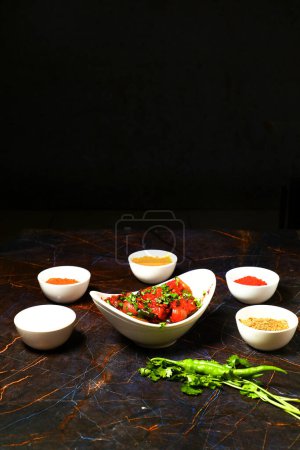 Téléchargez les photos : Assortiment de nourriture indienne sur fond noir Cuisine indienne Vue de dessus - en image libre de droit