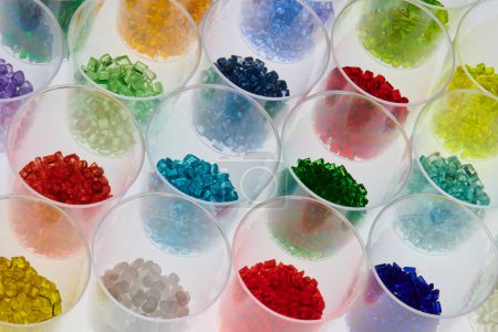 Résines plastiques colorées dans des éprouvettes en verre en laboratoire