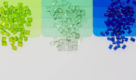 Téléchargez les photos : Granulés de résine plastique transparent vert et bleu avec ses plaques d'échantillon de couleur - en image libre de droit