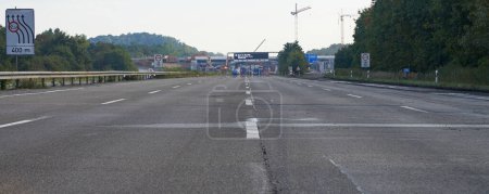 Téléchargez les photos : Fermeture et vidange de l'autoroute à 8 voies en raison de travaux routiers et de ponts le soir - en image libre de droit