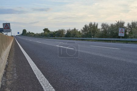 Téléchargez les photos : Autoroute vide à 8 voies pendant les travaux du pont - en image libre de droit
