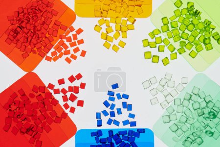 Téléchargez les photos : Résines plastiques colorées transparentes avec des plaques d'échantillons de couleur ajustées en laboratoire - en image libre de droit