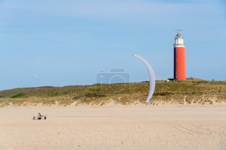 Téléchargez les photos : Au phare de Texel, un buggy de plage traverse la plage avec de l'énergie éolienne - en image libre de droit