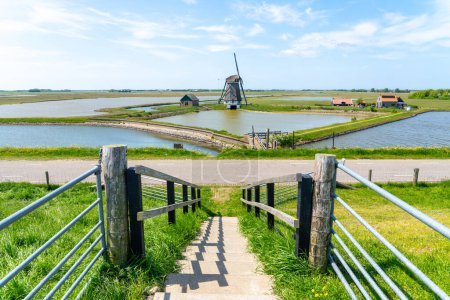 Foto de En un día soleado en el molino del norte en la isla de Texel en los Países Bajos - Imagen libre de derechos