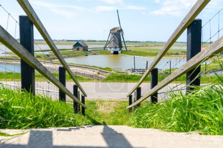 Foto de En un día soleado en el molino del norte en la isla de Texel en los Países Bajos - Imagen libre de derechos
