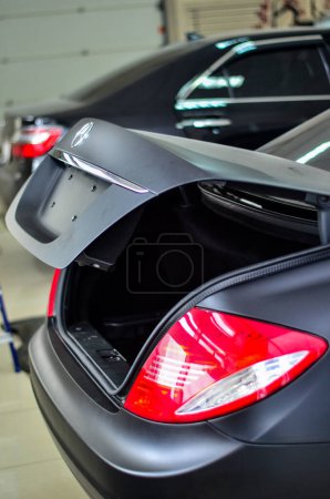 Téléchargez les photos : Mercedes-Benz CL mat, vue arrière - en image libre de droit