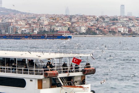 Foto de Close View of Boat Trip Vessel full of Tourists in Istanbul, Turkey - Imagen libre de derechos