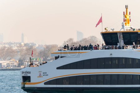 Foto de Close View of Boat Trip Vessel full of Tourists in Istanbul, Turkey - Imagen libre de derechos