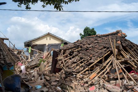 Téléchargez les photos : Cianjur, Java Ouest, Indonésie - 24 novembre 2022 : Des maisons ont été endommagées par le tremblement de terre de magnitude 5,6 qui a tué au moins 271 personnes, avec des centaines de blessés. - en image libre de droit