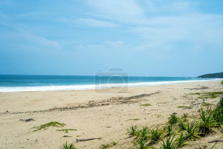Téléchargez les photos : Une plage avec une belle vue adaptée pour des vacances en famille ou entre copines. ujung genteng, sukabumi jawa barat, Indonésie - en image libre de droit