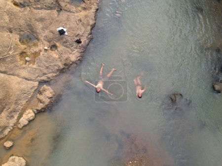 Téléchargez les photos : Cianjur, Java Ouest, Indonésie - 24 JUILLET 2022 : baignade dans la rivière - en image libre de droit
