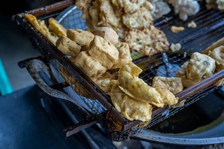 Foto de Gorengan es un aperitivo típico de Indonesia. Por lo general, consiste en tempeh, tofu, yuca y plátanos. Esta comida es generalmente vendida por vendedores ambulantes a precios baratos.. - Imagen libre de derechos