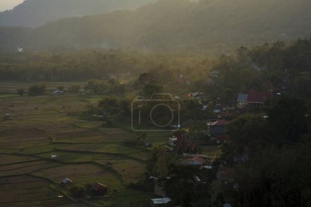 Foto de Tarde en el tradicional pueblo de Toraja y arrozales - Imagen libre de derechos