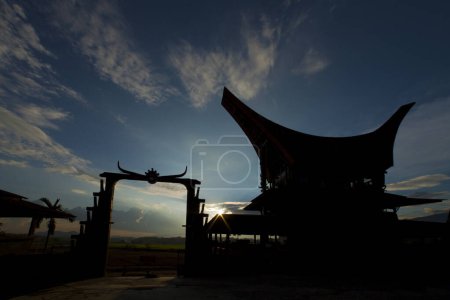 Foto de Silhouette Torajan houses (tongkonan), Sulawesi Indonesia - Imagen libre de derechos