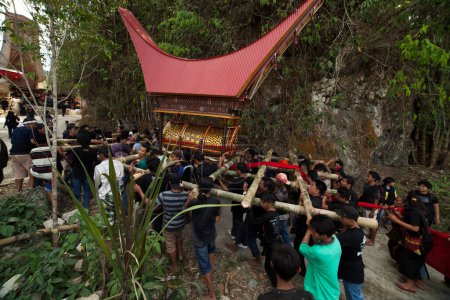 Foto de TANA TORAJA, SULAWESI, INDONESIA - 26 de noviembre: Ceremonia funeraria el 26 de noviembre de 2016 en Tana Toraja, Sulawesi, Indonesia - Imagen libre de derechos