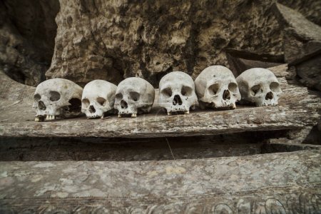 Foto de Entierro en la cueva de Torajan, cráneos con ofrendas - Imagen libre de derechos