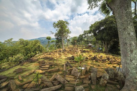 Foto de El área del sitio. Gunung Padang Megalithic Site, Cianjur, Java Occidental Indonesia - Imagen libre de derechos