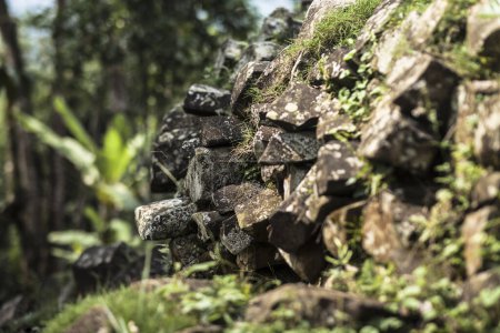 Téléchargez les photos : Pierre sur le site mégalithique, Gunung Padang, Cianjur, Java occidental, Indonésie - en image libre de droit