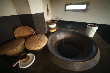 Téléchargez les photos : Ustensiles de cuisine traditionnels, l'un des processus de fabrication du tauco, nourriture traditionnelle de Cianjur, Java occidental, Indonésie - en image libre de droit