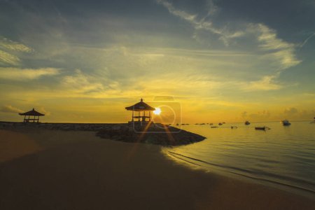 Téléchargez les photos : Lever de soleil à Sanur Beach of bali, Indonésie - en image libre de droit