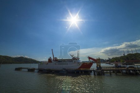 Téléchargez les photos : Une belle scène de journée à Pelabuhan lembar, Lombok Indonésie - en image libre de droit