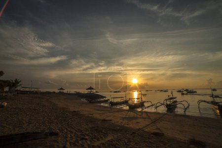 Téléchargez les photos : Navires balinais traditionnels sur la plage de Sanur à Bali, Indonésie - en image libre de droit