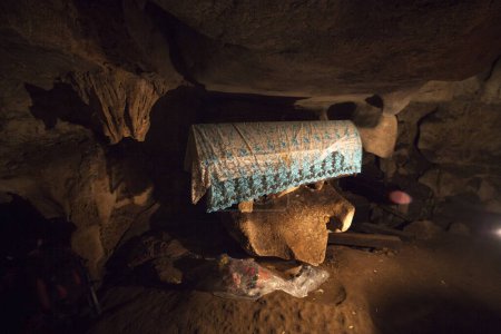 Foto de Ataúdes han sido miles de años en la cueva de Toraja - Imagen libre de derechos