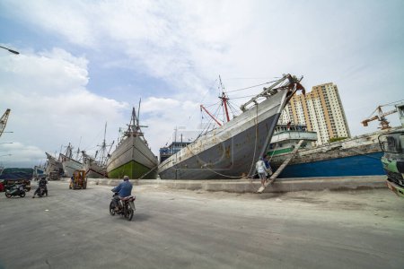 Photo for PELABUHAN SUNDA KELAPA, INDONESIA - OCTOBER 13 2016: busy activity at the port during the day - Royalty Free Image