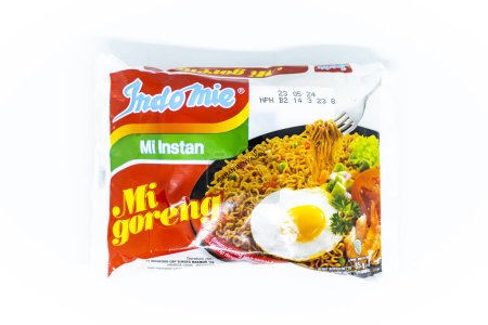 Téléchargez les photos : JAKARTA, INDONÉSIE - 10 OCTOBRE 2023. Nouilles à l'endomie avec saveur frite sur fond blanc isolé. Les délicieuses nouilles d'Indonésie. Ce sont des aliments du monde entier. - en image libre de droit