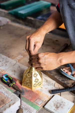 Téléchargez les photos : Les artisans des lampes à lanterne musulmanes traditionnelles de Cianjur sont appelés "Lampu Gentur". Lampu Gentur sont l'un des produits artisanaux qui sont caractéristiques de Cianjur, Indonésie. - en image libre de droit