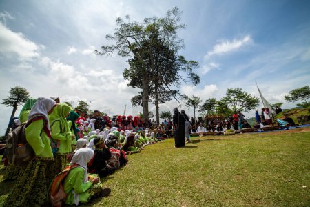 Téléchargez les photos : GUNUNG PADANG, CIANJUR, INDONESIE - 6 MAI 2016. arts de la scène dans le cadre de la production de montagnes - en image libre de droit