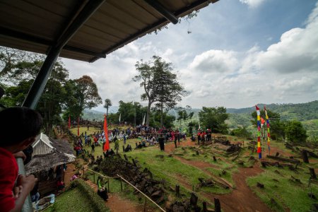 Téléchargez les photos : GUNUNG PADANG, CIANJUR, INDONESIE - 6 MAI 2016. arts de la scène dans le cadre de la production de montagnes - en image libre de droit