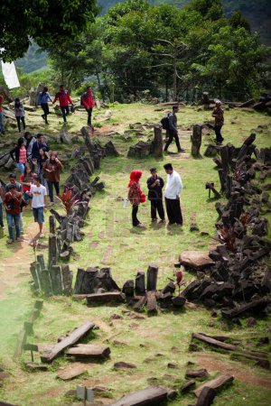 Téléchargez les photos : GUNUNUNG PADANG, CIANJUR, INDONÉSIE - 6 MAI 2016. les touristes interagissent avec un gardien sur la première terrasse - en image libre de droit
