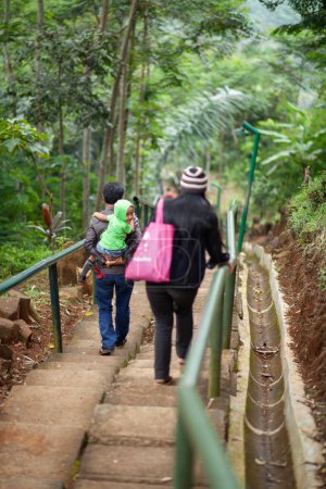 Téléchargez les photos : Gunung Padang, Cianjur, Indonésie - 16 MAI 2016. visiteurs ont voyagé sur le mont Padang - en image libre de droit