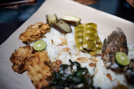 Nasi Liwet, authentisches indonesisches Essen bestehend aus Reis, gesalzenem Fisch usw..