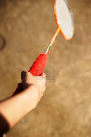 Badmintonspieler halten Schläger in der Hand