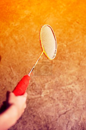 Téléchargez les photos : Main fermée tenant la navette de badminton se préparant à servir - en image libre de droit