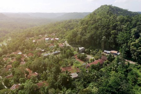 Wohnhäuser der Bewohner am Fuße von Bergen und Wäldern - Luftaufnahmen.