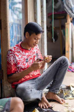 Téléchargez les photos : Cianjur, Indonésie. 12 février 2024 : Les artisans des lampes à lanterne musulmanes traditionnelles à Cianjur sont appelés lampu Gentur - en image libre de droit