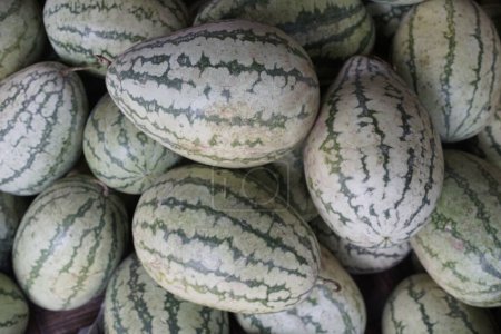 Wassermelone von traditionellen Obsthändlern in Indonesien verhökert