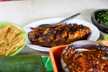 Téléchargez les photos : Poisson grillé et sambal, cuisine traditionnelle sundanoise - en image libre de droit